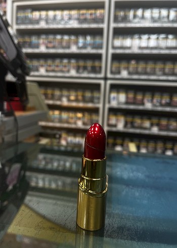 Parlak kırmızı ruj çakmak - Görsel 3