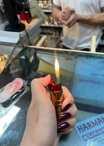 Parlak kırmızı ruj çakmak - Görsel 4