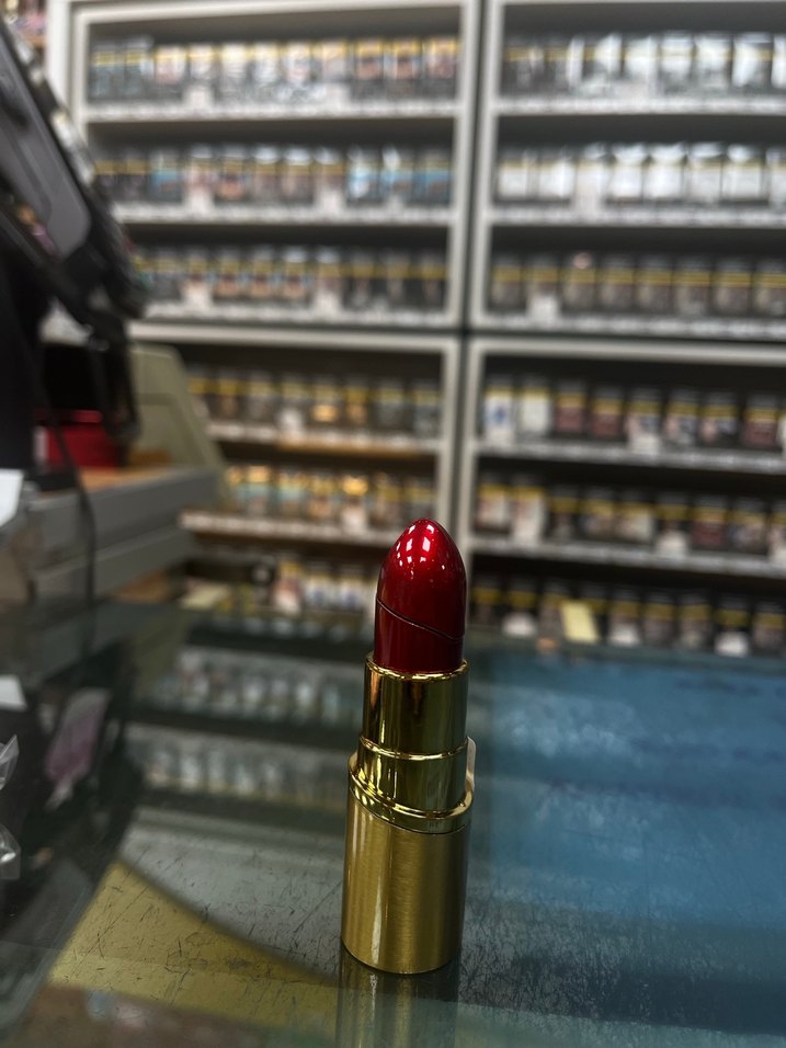 Parlak kırmızı ruj çakmak - Görsel 3