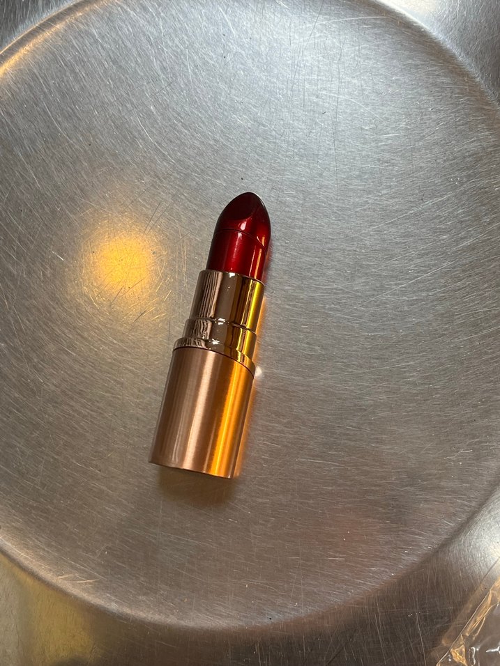 Parlak kırmızı ruj çakmak - Görsel 2