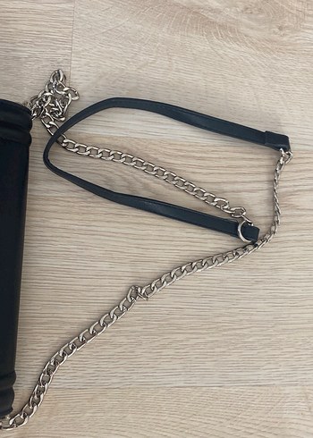 Beden Zincir Detaylı Siyah Deri Kadın Çanta