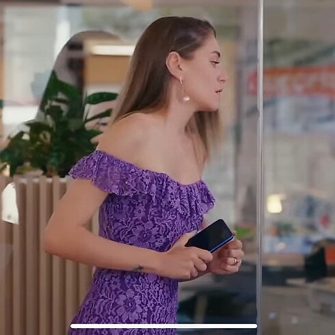 Adil Işık Mor dantelli mezuniyet elbisesi