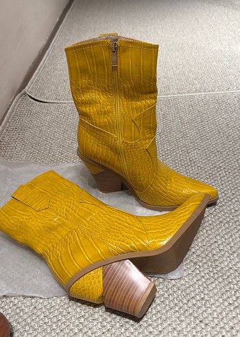 Sarı Yılan Desenli Dolgu Topuklu Deri Bot - Görsel 2