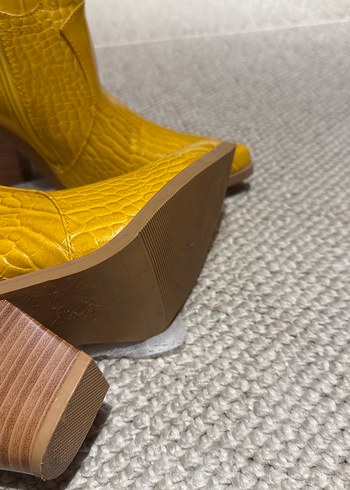 Sarı Yılan Desenli Dolgu Topuklu Deri Bot - Görsel 3