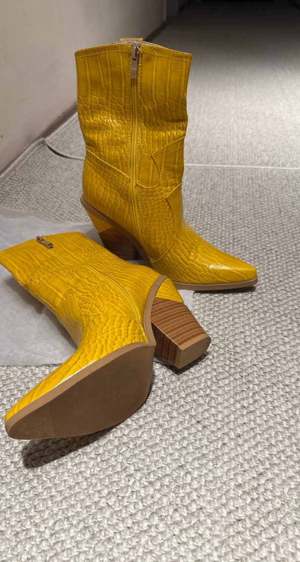 Sarı Yılan Desenli Dolgu Topuklu Deri Bot - Görsel 4
