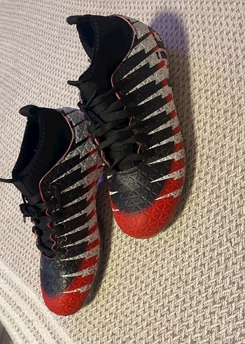 33 Beden Kırmızı Siyah Erkek Futbol Ayakkabısı