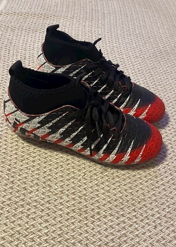 Kırmızı Siyah Erkek Futbol Ayakkabısı