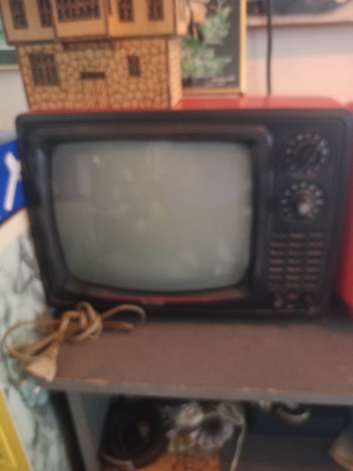 Kırmızı Retro Televizyon Monitörü - Görsel 2
