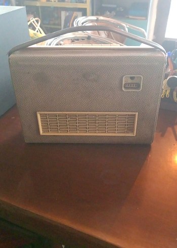 Gri ve kırmızı taşınabilir müzik sistemi - Görsel 2