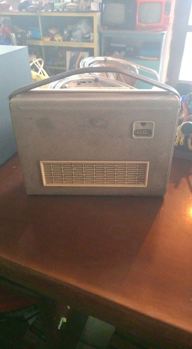 Gri ve kırmızı taşınabilir müzik sistemi - Görsel 2