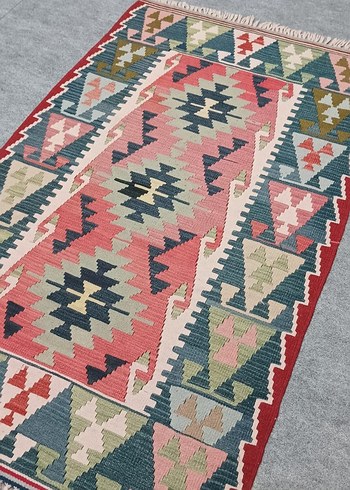 Çok Renkli Desenli Geleneksel Kilim