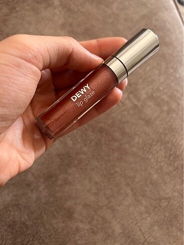 Beden Flormar dewy lip glaze 005 bronze statue