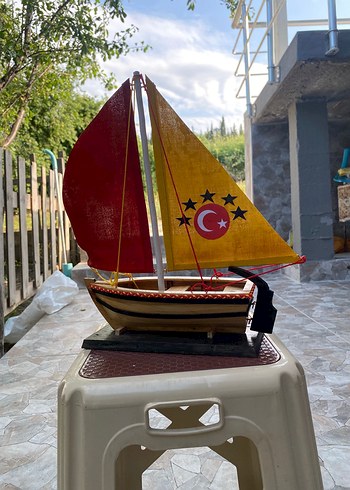 Kırmızı ve Sarı Ahşap Yelkenli Tekne Oyuncak