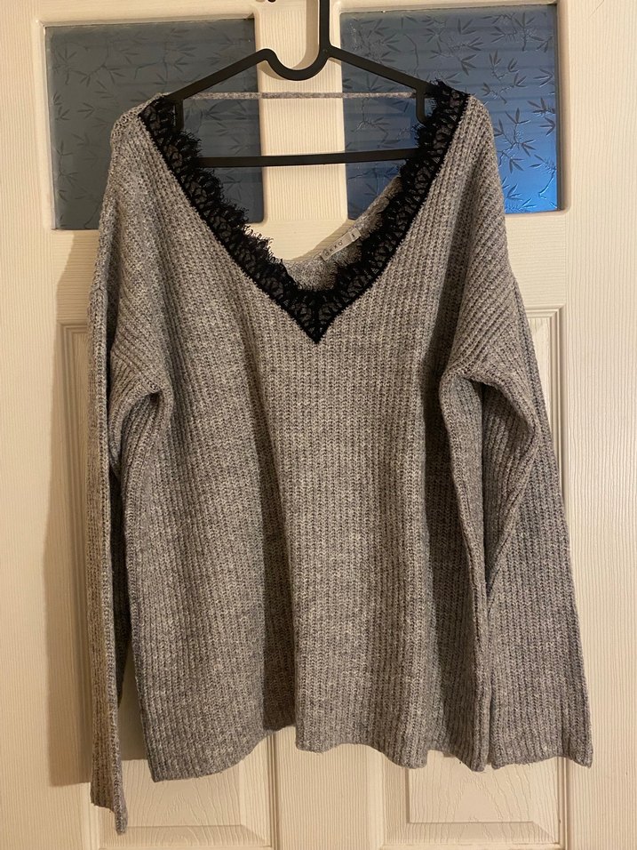 Dantel Detaylı Gri V Yaka Triko Kazak - Görsel 3