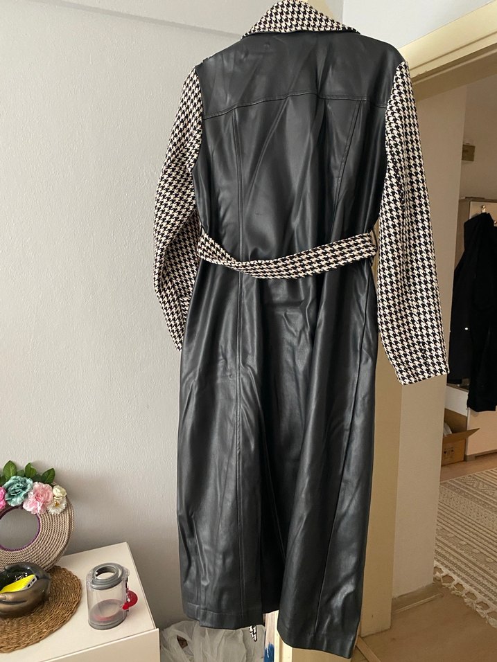 Kemerli Siyah Deri ve Ekose Kadın Trençkot - Görsel 4