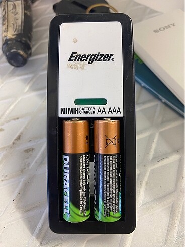 ENERGIZER PİL ŞARJ ALETİ VE İKİ TANE ŞARJLI PİL DURACELL