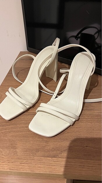 Bershka beyaz yazlık topuklu ayakkabı