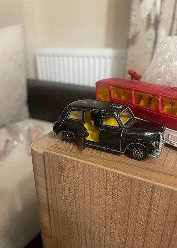 Küçük Siyah Oyuncak Araba - Görsel 2
