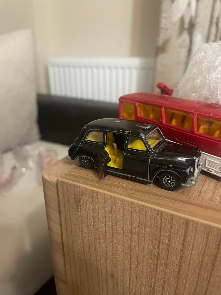 Küçük Siyah Oyuncak Araba - Görsel 2