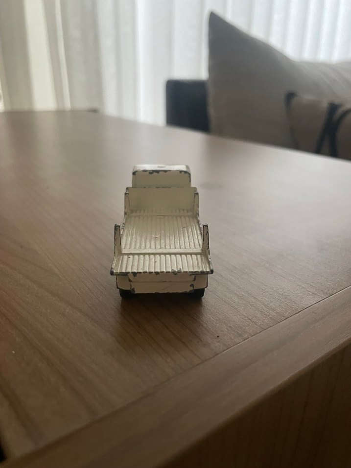 Beyaz Minyatür Oyuncak Araba - Görsel 4