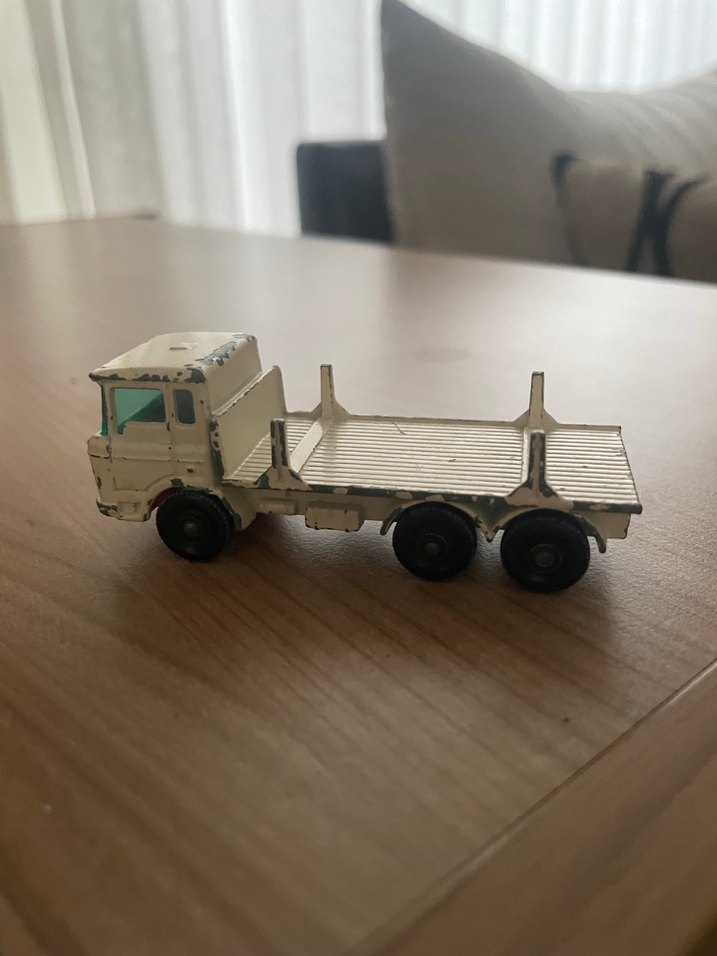 Beyaz Minyatür Oyuncak Araba - Görsel 2