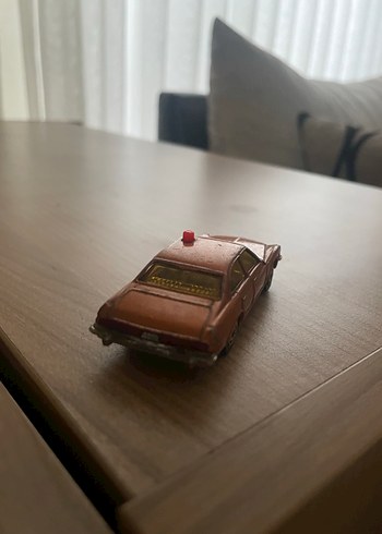 Parlak kahverengi oyuncak araba - Görsel 3