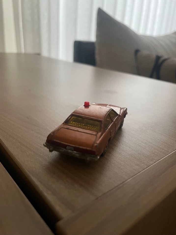 Parlak kahverengi oyuncak araba - Görsel 3