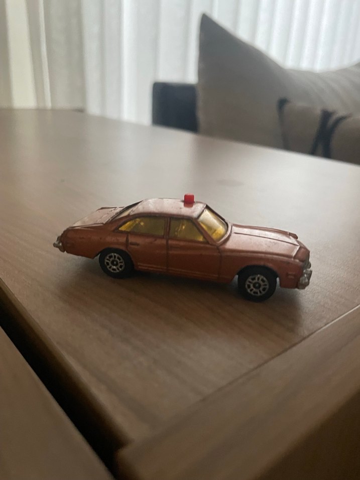 Parlak kahverengi oyuncak araba - Görsel 2