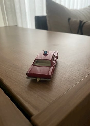 Kırmızı Oyuncak Araba - Görsel 3