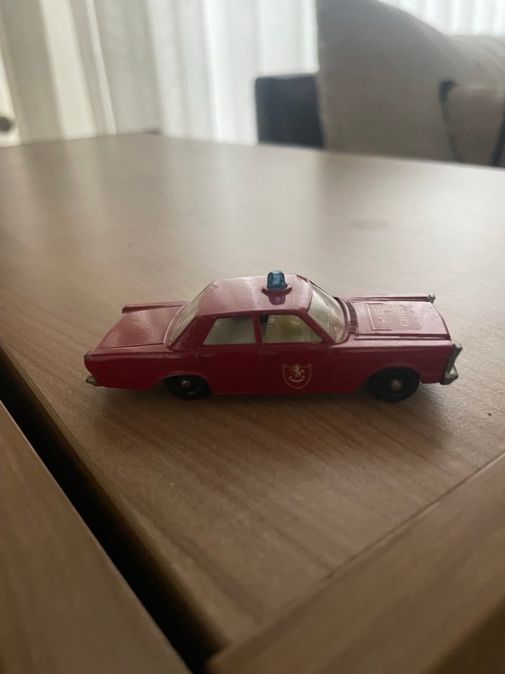 Kırmızı Oyuncak Araba - Görsel 2