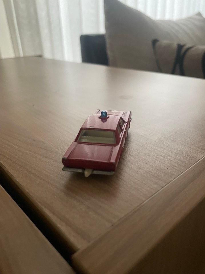 Kırmızı Oyuncak Araba - Görsel 3