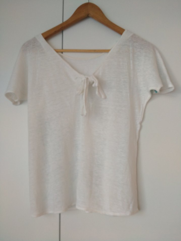 Beyaz V Yakalı Keten Hamile Tişörtü - Görsel 2