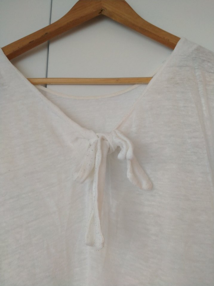 Beyaz V Yakalı Keten Hamile Tişörtü - Görsel 3