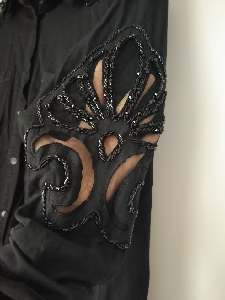 Düğmeli Siyah Nakışlı Uzun Kollu Gömlek - Görsel 4