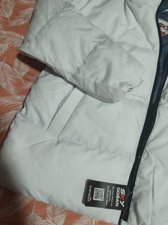 Beyaz Kapüşonlu Kadın Kışlık Mont - Görsel 4