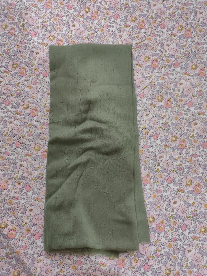 Haki Yeşil Minimal Pamuklu Eşarp — görsel 2/2