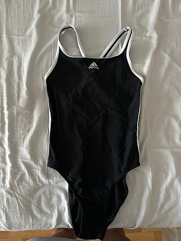 Adidas yüzünü mayo