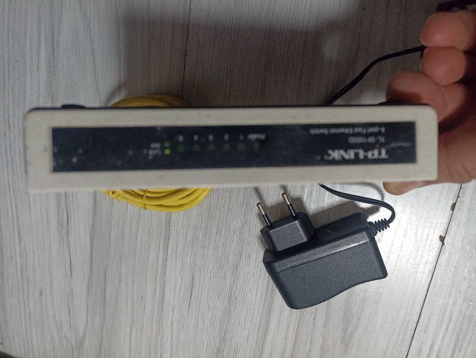 TP-Link Beyaz Ağ Anahtarı ve Adaptör - Görsel 2