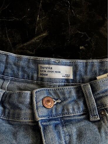 36 Beden mavi Renk Bershka kısa şort