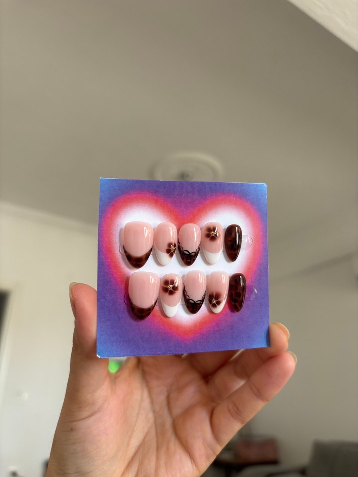 Koyu Kahve Çiçekli Tırnak Seti - Görsel 2