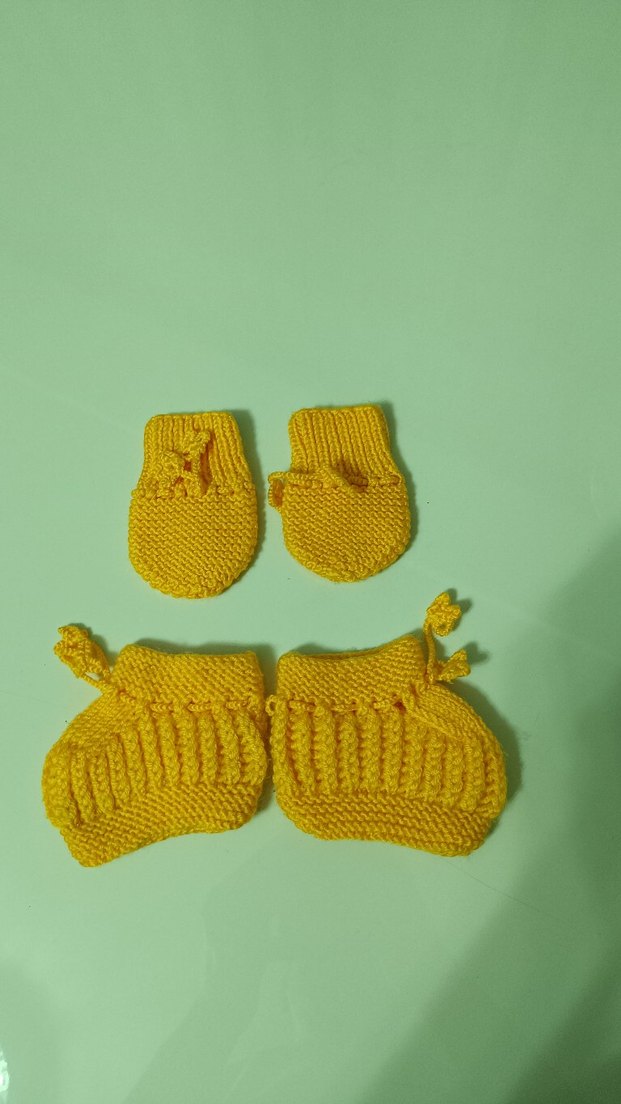 Sarı Kapüşonlu Kız Çocuk Örgü Hırka - Görsel 2