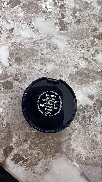 Beden Bobbi Brown corrector
