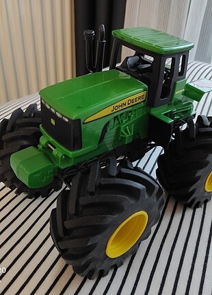 Tomy John Deere traktör