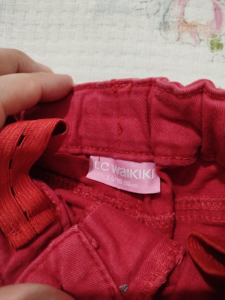 Kız Çocuk Kırmızı Düğmeli Dar Kesim Etek - Görsel 3