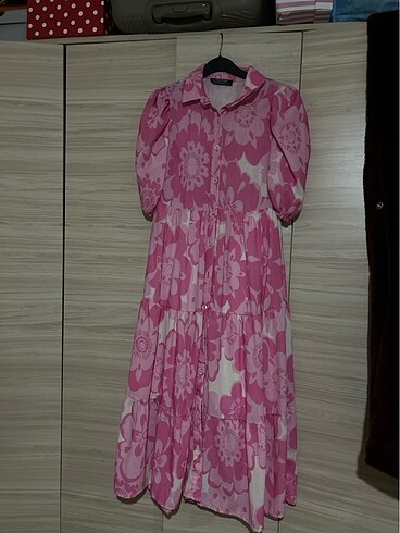 Pembe çiçekli elbise