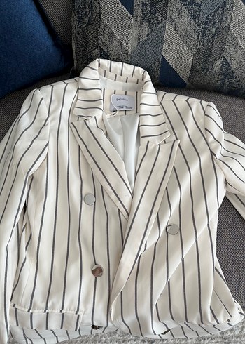 Bershka Düğmeli Beyaz Çizgili Kadın Blazer