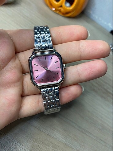 Pembe ekranlı saat