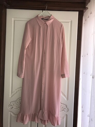 Pudra pembesi uzun fırfırlı gömlek