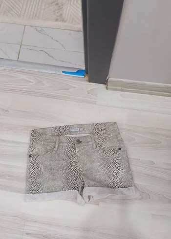 Zara Kadın Gri Yılan Desenli Fermuarlı Kumaş şort