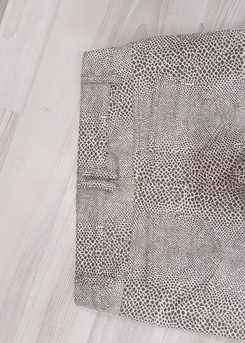 s Beden gri Renk Kadın Gri Yılan Desenli Fermuarlı Kumaş şort